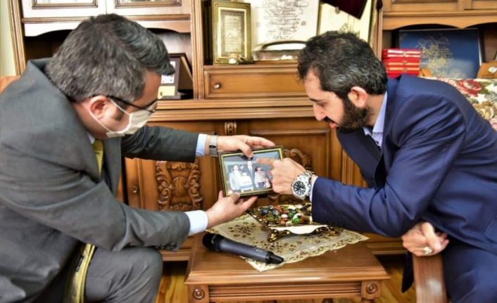Başkan'dan Zihinsel engelli Türker'e evinde sürpriz ziyaret
