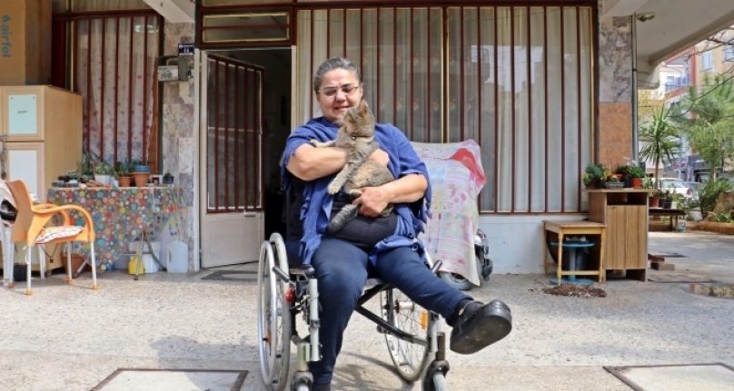 Dükkanı eve çevirip tek başına yaşayan engelli kadının azmi