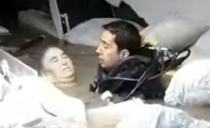 Hastaneyi su bastı! Mahsur kalan engelli kadını dalgıç kurtardı