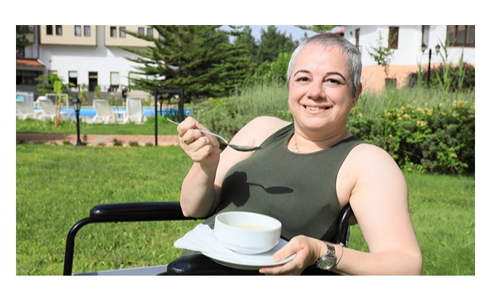 Kas hastası kadının, tedaviden sonra kaşıkla çorba içebilme sevinci