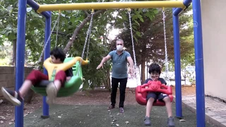 4'ü zihinsel engelli 5 kardeşin oyun parkı evlerine geldi