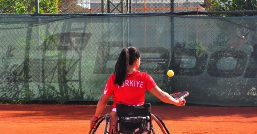Aytemiz, Paralimpik Tenisçi Büşra Ün’e sponsor oldu