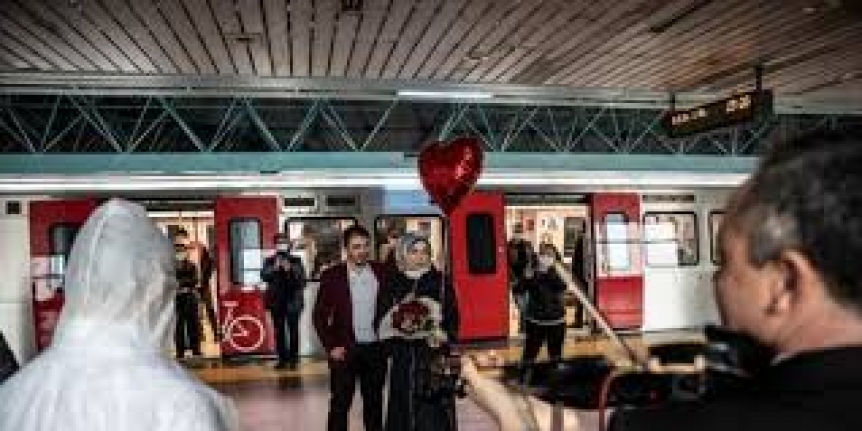 Engelli gençten metro istasyonunda engelli sevgilisine sürpriz evlilik teklifi
