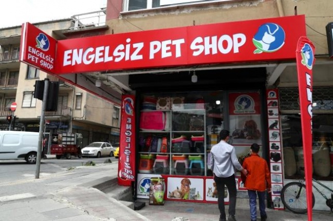 Engelleri aşan iki arkadaş birlikte "Engelsiz Pet Shop" açtı