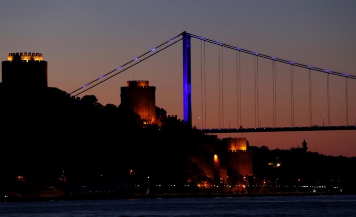 İstanbul'un köprüleri engelliler için maviye büründü