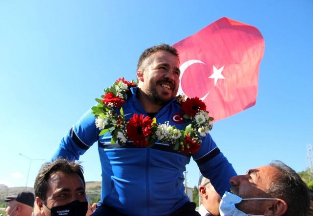 Dünya Şampiyonu İşitme Engelli Gözel'e Sivas'ta coşkulu karşılama