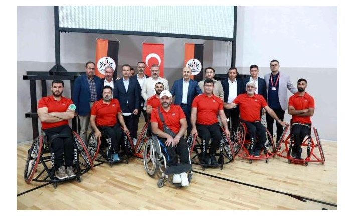Gençlik ve Spor Bakanı Kasapoğlu'ndan Tekerlekli Sandalye Basketbol takımına destek