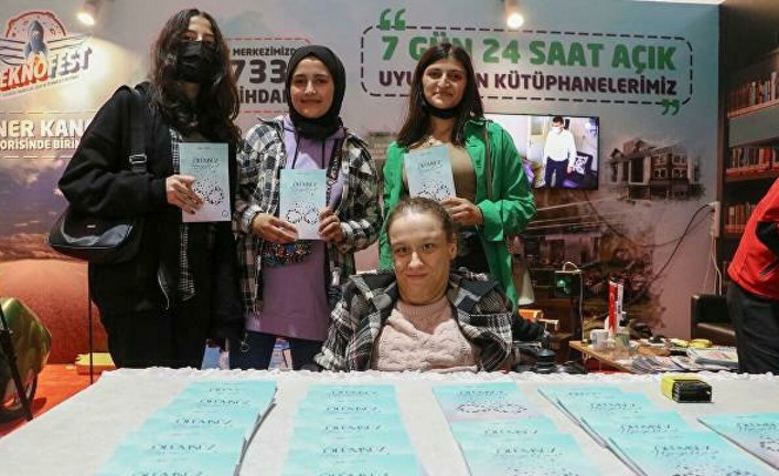 Bursa'da Bedensel engelli kadın, burnuyla kitap yazdı