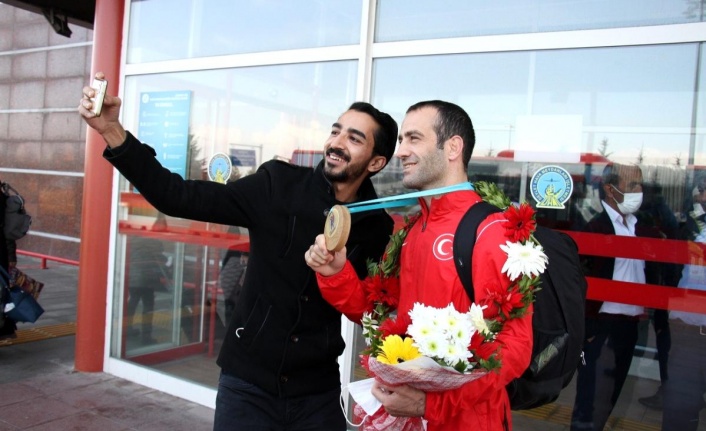 Milli judocu Esenboğa çiçeklerle karşılandı