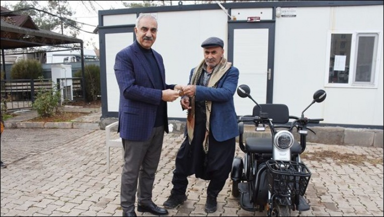 Başkan Bayık engelliye elektrikli motosiklet hediye etti
