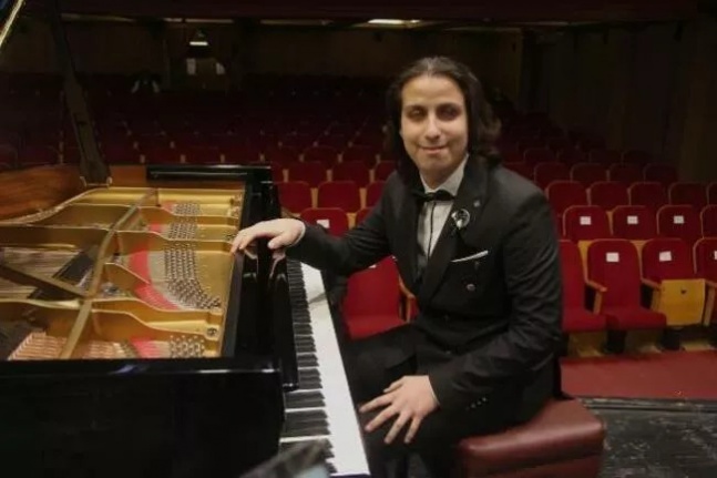 Doğuştan görme engelli piyanist Yılmaz, ÇDSO konseri öncesi sahne aldı