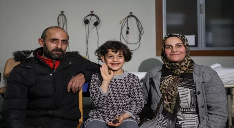 Doğuştan işitme engelli Suriyeli çocuğa İzmir'de biyonik kulak takıldı