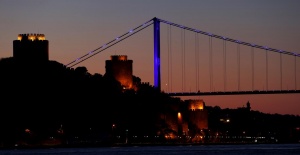 İstanbul'un köprüleri engelliler için maviye büründü