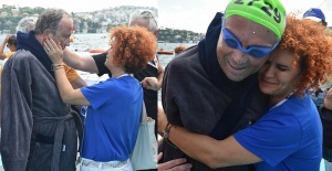 Türkiye’nin ilk engelli belediye başkanı Turan Hançerli, İstanbul Boğazı'nı yüzerek geçti