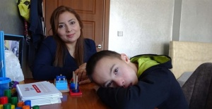 Ümmügülsüm öğretmen özel öğrencisinin hayatına ışık saçıyor