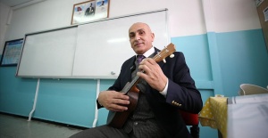 Yürüme engelli sınıf öğretmeni öğrencilerine gönüllü müzik eğitimi de veriyor