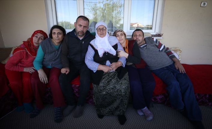 5 bedensel engelli çocuğuna hem annelik hem babalık yapıyor.