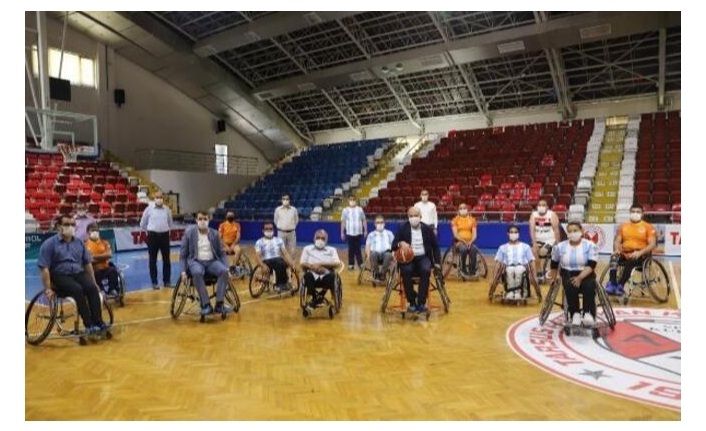Belediye başkanı, engelli sporcularla basketbol oynadı