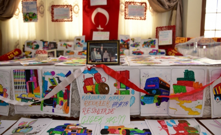 Bursa'lı engelli ressam sergisini evde açtı