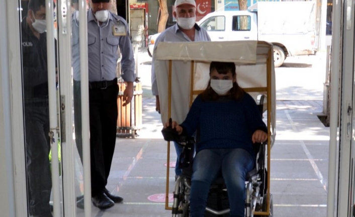 Engelli Tuğba, kumbarasındaki 210 lirayı kampanyaya bağışladı