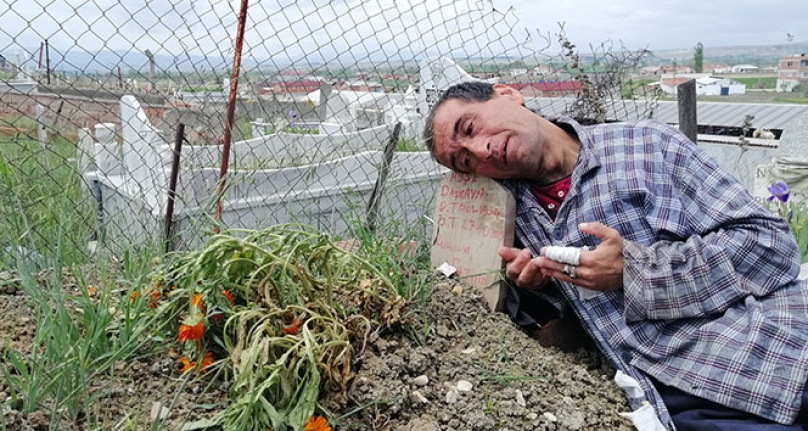 Zihinsel engelli genç her gün annesinin mezarına giderek ona dua ediyor, ağlıyor