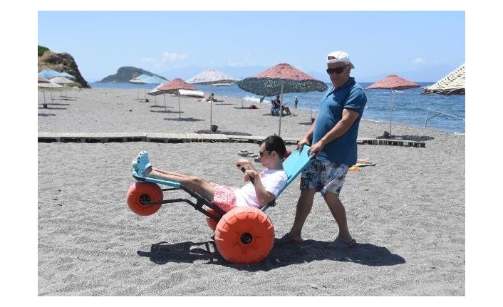 Engelli ve yaşlılar sahil yürüteciyle kumsalın tadını çıkaracak