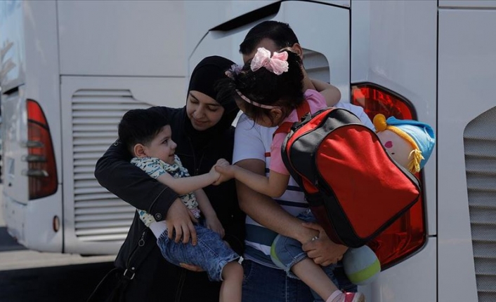 Suriyeli engelli çocuk annesi ve kız kardeşine kavuştu