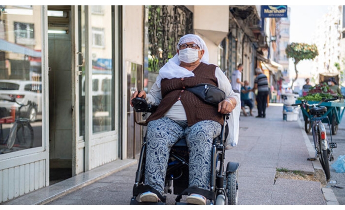 Yüzde 94 engelli kadının akülü tekerlekli sandalye sevinci