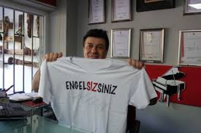 Coşkun Sabah, "engelsiz" bireyler için tişört imzaladı