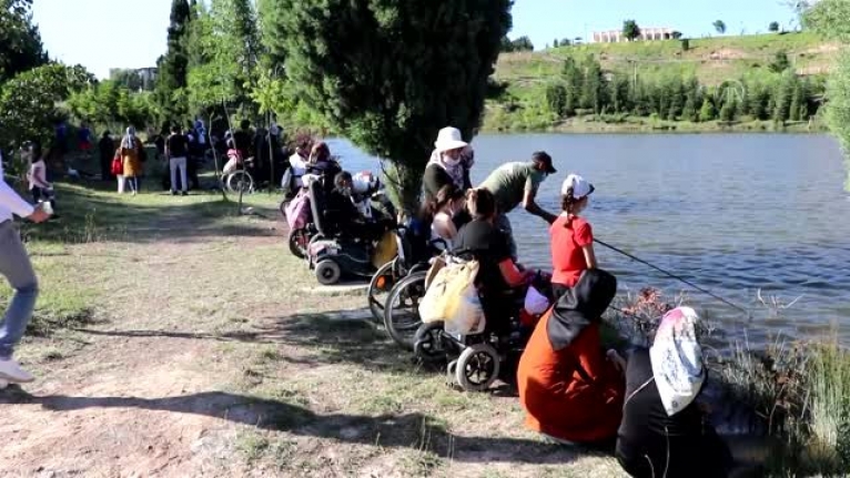 Engelli bireyler "Engel tanımıyor balık tutuyorum" yarışmasında balık tuttu