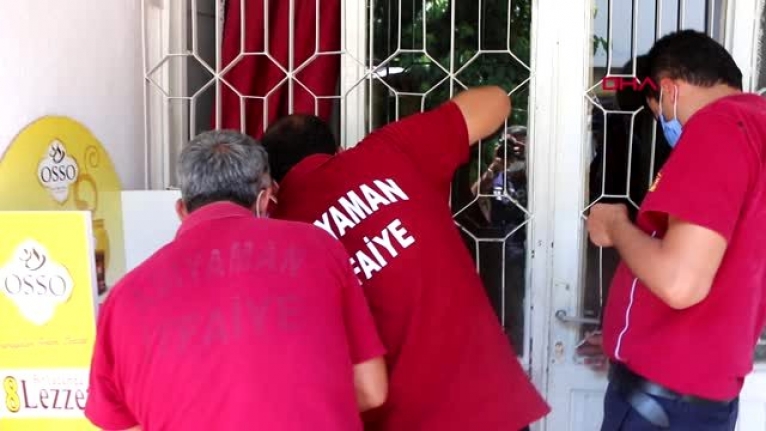 Evde  mahsur kalan  işitme engelli Talip Daşir'i  itfaiye ekipleri kurtardı.