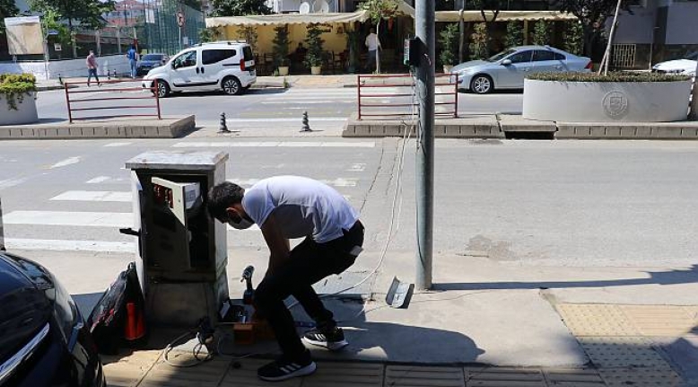 Görme engelli yayalar için uyarı sistemi