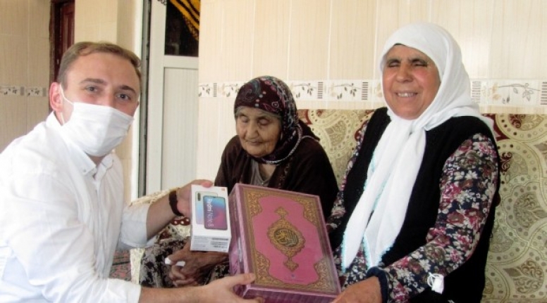 Kaymakam'dan görme engelli kadına elektronik Kur’an-ı Kerim