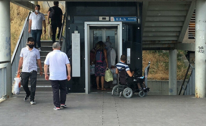 Metrobüs durağında yürüyenler asansöre bindi engelli vatandaş bekledi