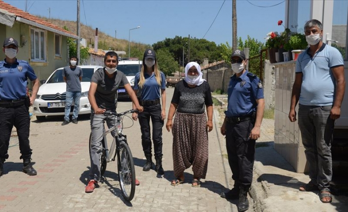 Polisler, engelli gencin çalınan bisikletini bulamayınca...