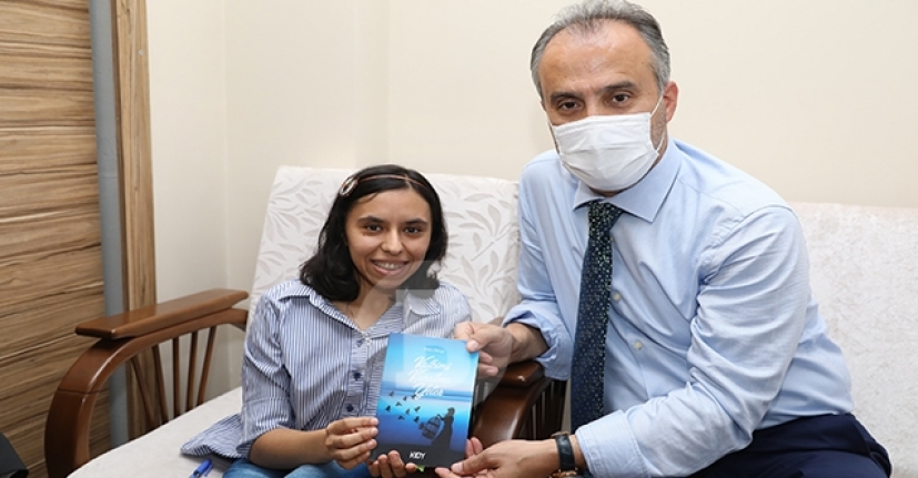 Bursa'da doğuştan bedensel engelli genç kız kitap yazdı
