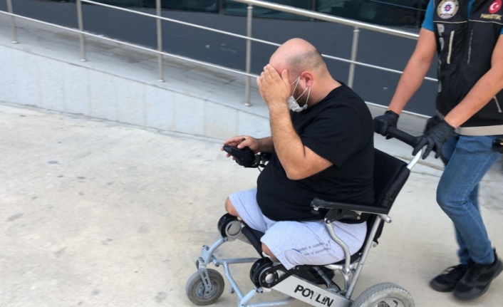 Tekerlekli sandalyeli uyuşturucu satıcısı yakayı ele verdi