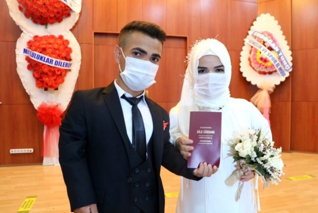 'Minik herkül' minik kraliçesiyle dünya evine girdi