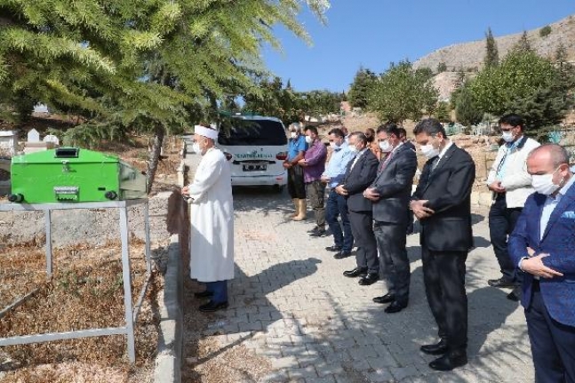 Bakımevinde yaşamını yitiren kimsesizi, son yolculuğuna protokol uğurladı