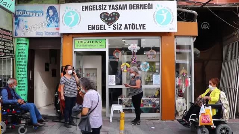 Engel-Siz atölyede hem sosyalleşiyor hem gelir elde ediyorlar