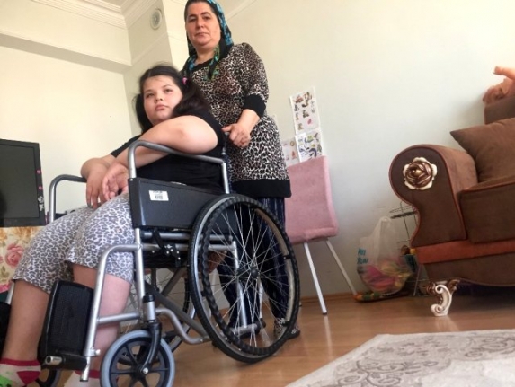 Engelli doğduğu için babası tarafından terkedilen Belinay artık yürüyemiyor da