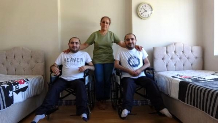 Engelli ikizler,  yıllar sonra dışarı çıktı