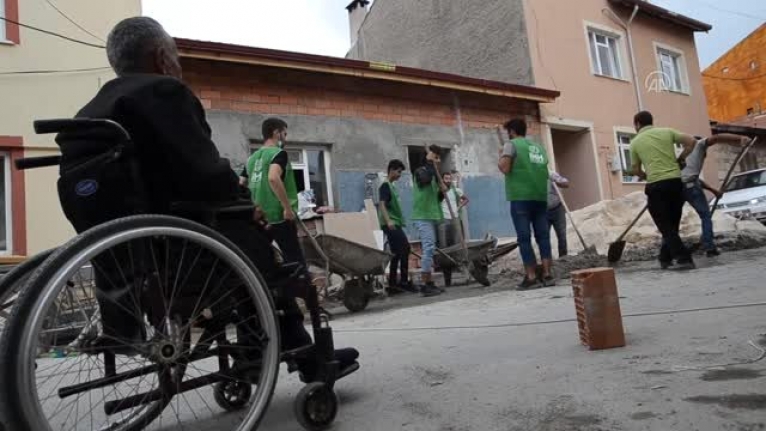 Engelli vatandaşın evini gönüllü gençler onarıyor