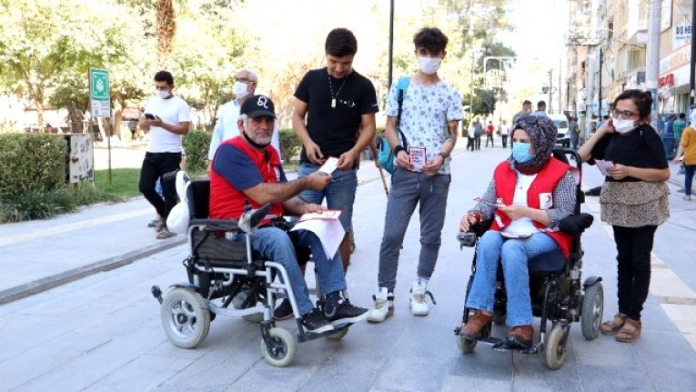 Kızılay'ın tekerlekli sandalyeli gönüllüleri vatandaşı kan vermeye davet etti