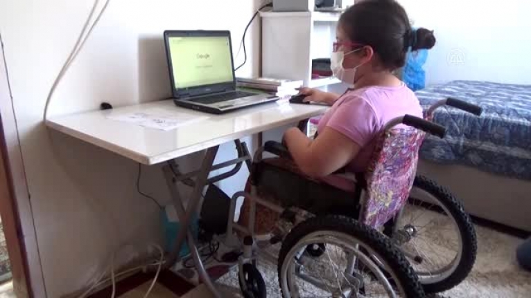 Öğretmenden engelli öğrencisine bilgisayar sürprizi