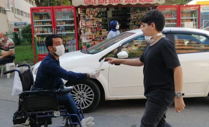 "Sağlık Şakaya Gelmez" sloganıyla maske dağıttılar