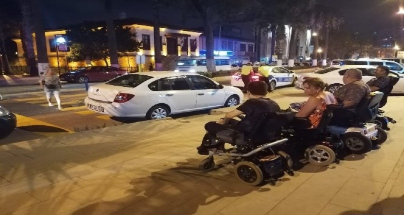 Yaya geçidine park edilen araç engelli vatandaşa engel oldu