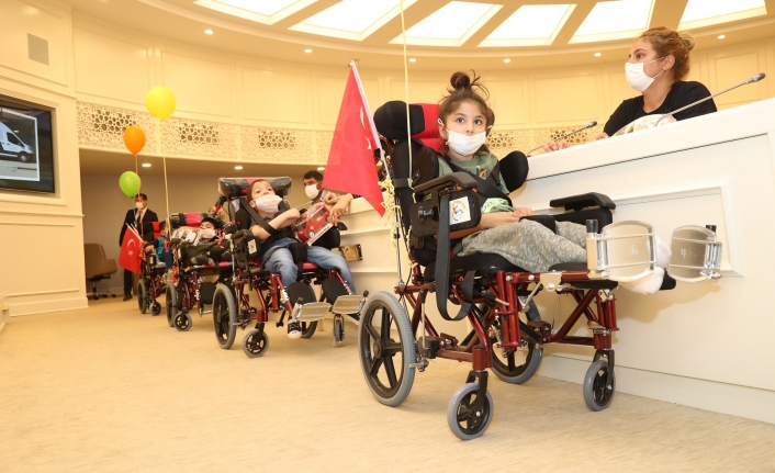 Başkan Şahin'den Serebral Palsili çocuklara özel tertibatlı tekerlekli sandalye