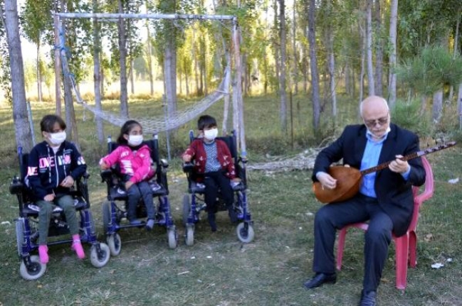 Yere atılan maskeleri toplayan engelli 3 kardeşe mini konser