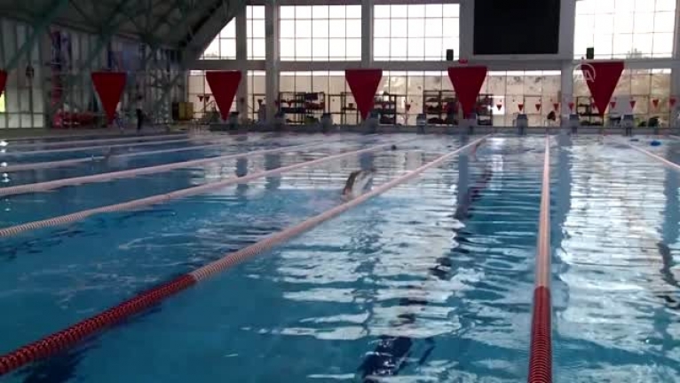 Zihinsel engelli çocuklar yüzerek engellerini aşıyor
